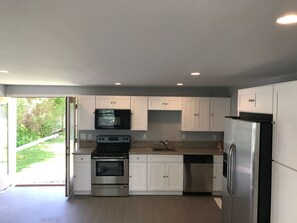 冷蔵庫、電子レンジ、オーブン、コンロ