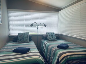 3 chambres, bureau, fer et planche à repasser, lit parapluie