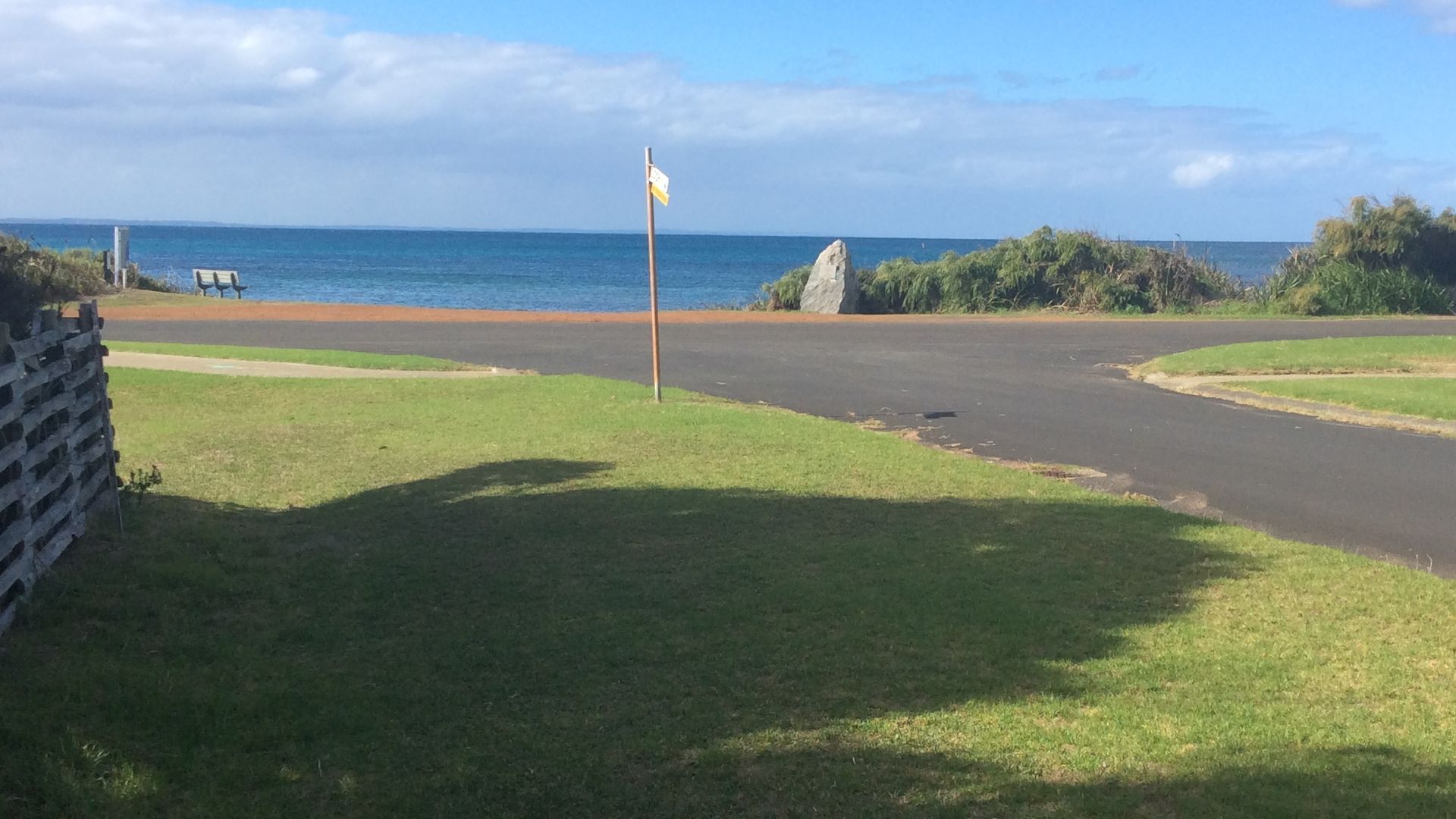 Cosy, self contained shack, 30 metres to waters edge.