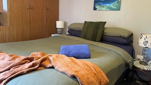 3 habitaciones, escritorio y tabla de planchar con plancha