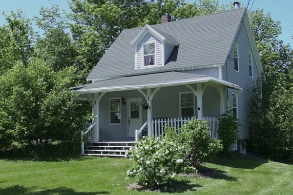 The Old Salt Cottage, Sleeps 7, next to the Cape Breton Highlands National Park