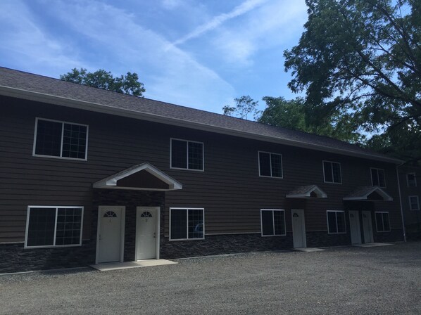 Exterior - Watkins Glen 3-Bedroom Suites Unit 3 (Watkins Glen)