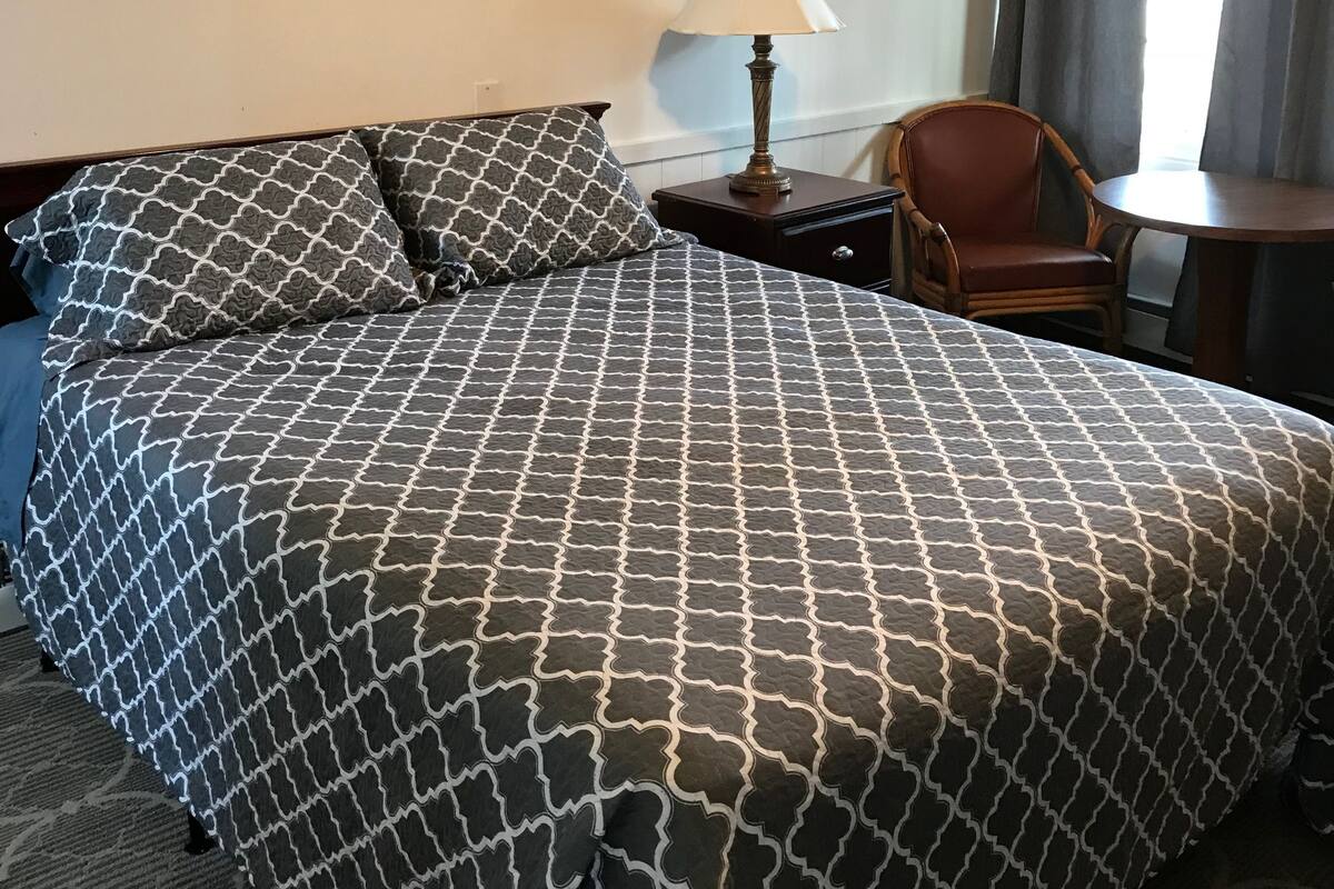 Single Room, 1 Queen Bed | Blackout curtains, free WiFi, bed sheets
