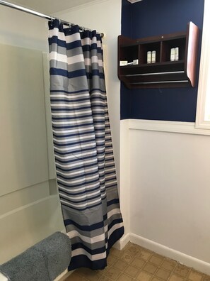 Single Room, 1 Double Bed | Bathroom - Admirals Ocean Inn (Belfast)