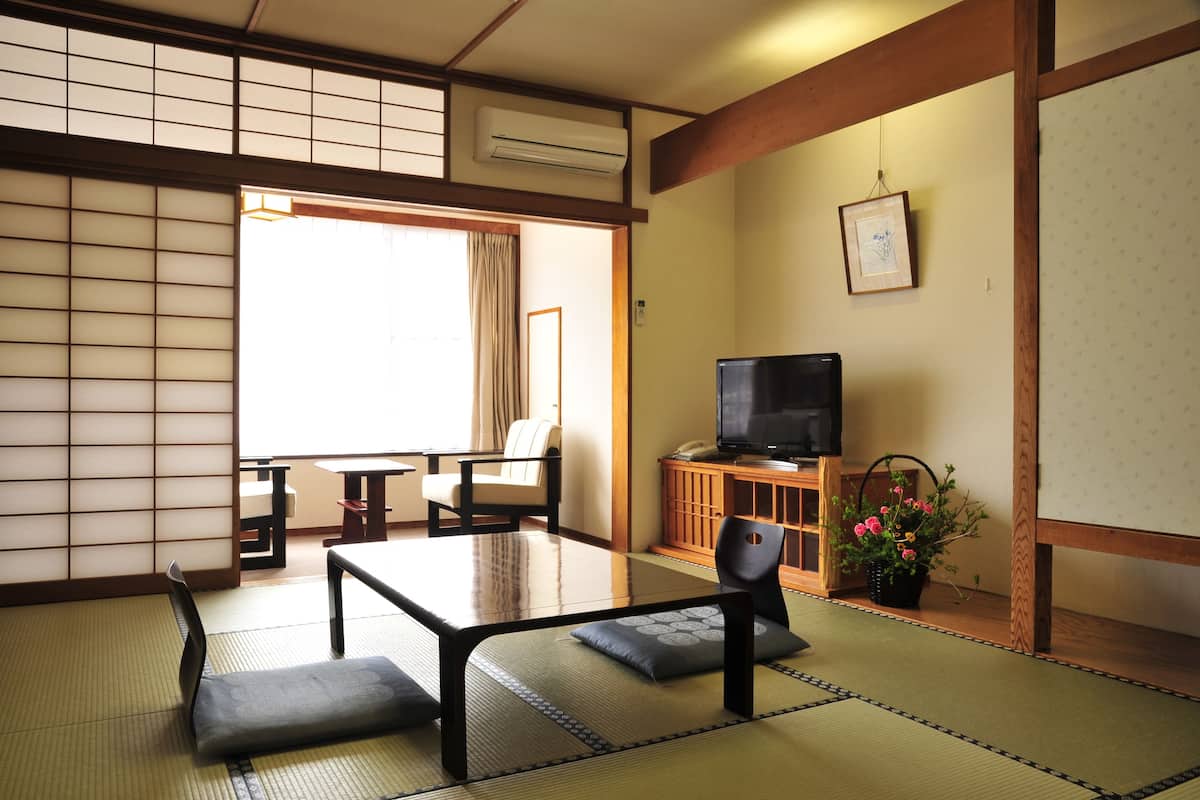Traditionele kamer (Japanese Style, for 5 People) | Een minibar, een kluis op de kamer, een bureau, gratis wifi