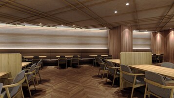 Un moderno salón de conferencias con mesas y sillas de madera, un suelo con diseño de espiga y un diseño de pared a rayas.