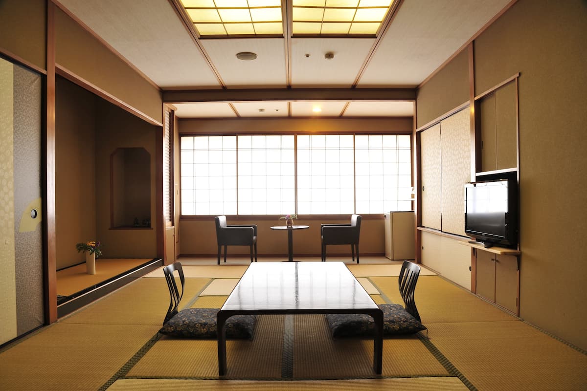 Traditionele kamer (Japanese Style, for 6 People) | Een minibar, een kluis op de kamer, een bureau, gratis wifi