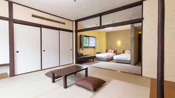 Una habitación tradicional japonesa con suelo de tatami, una mesa baja y un banco.