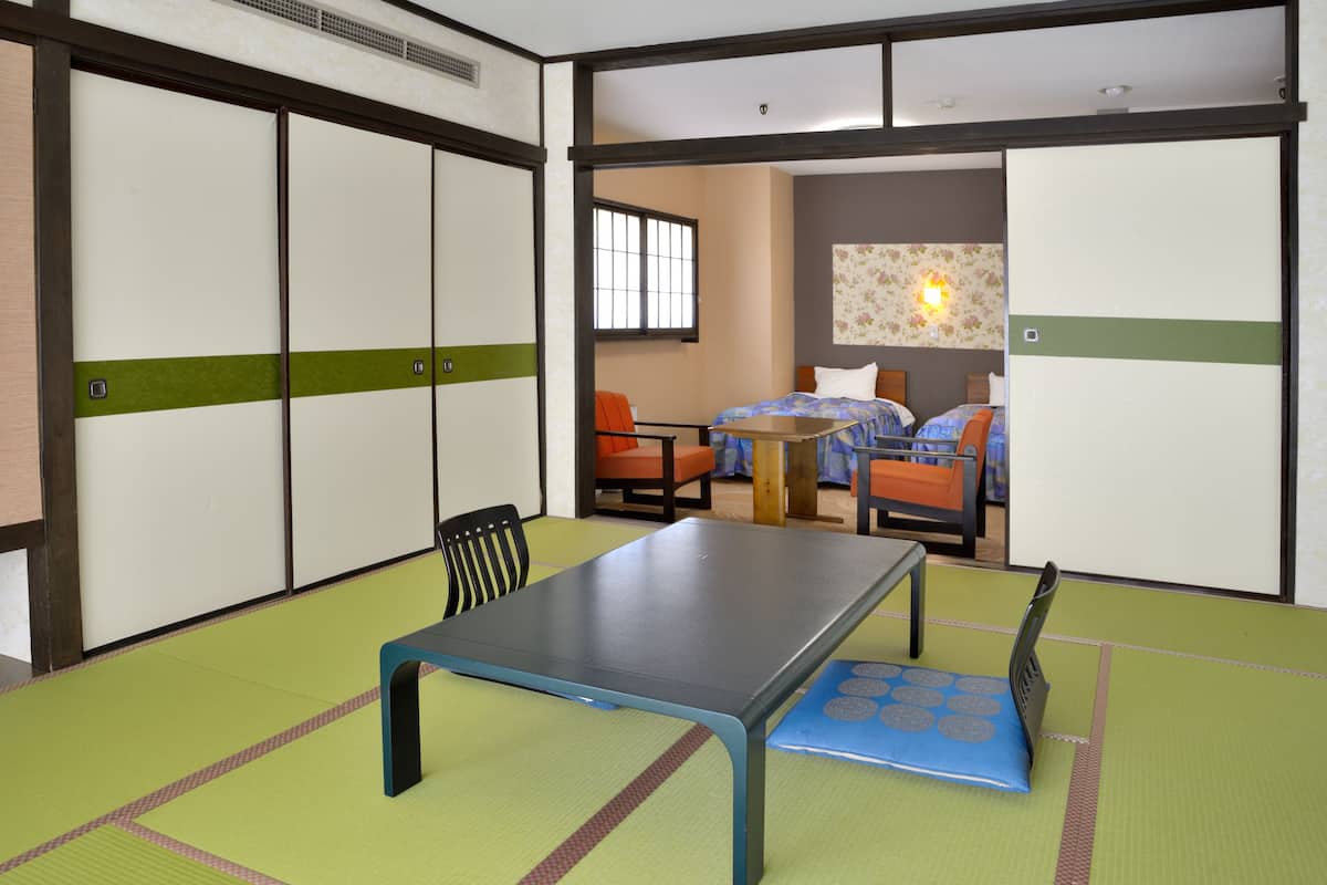 Traditionele kamer (Japanese Western Style, for 8 People) | Een minibar, een kluis op de kamer, een bureau, gratis wifi
