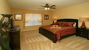 3 sovrum, skrivbord, strykjärn/strykbräda och resesäng