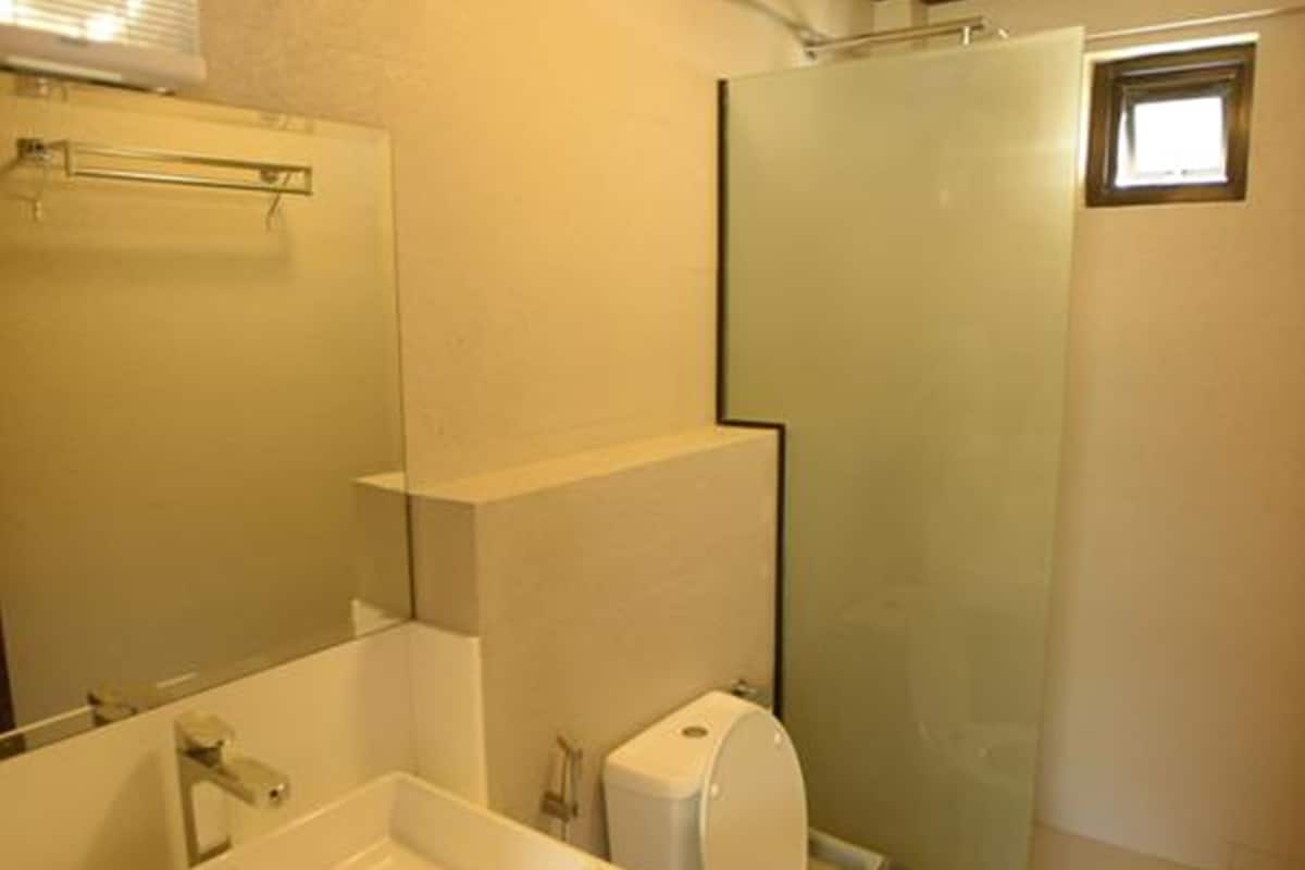 free toiletries, soap, shampoo, toilet paper