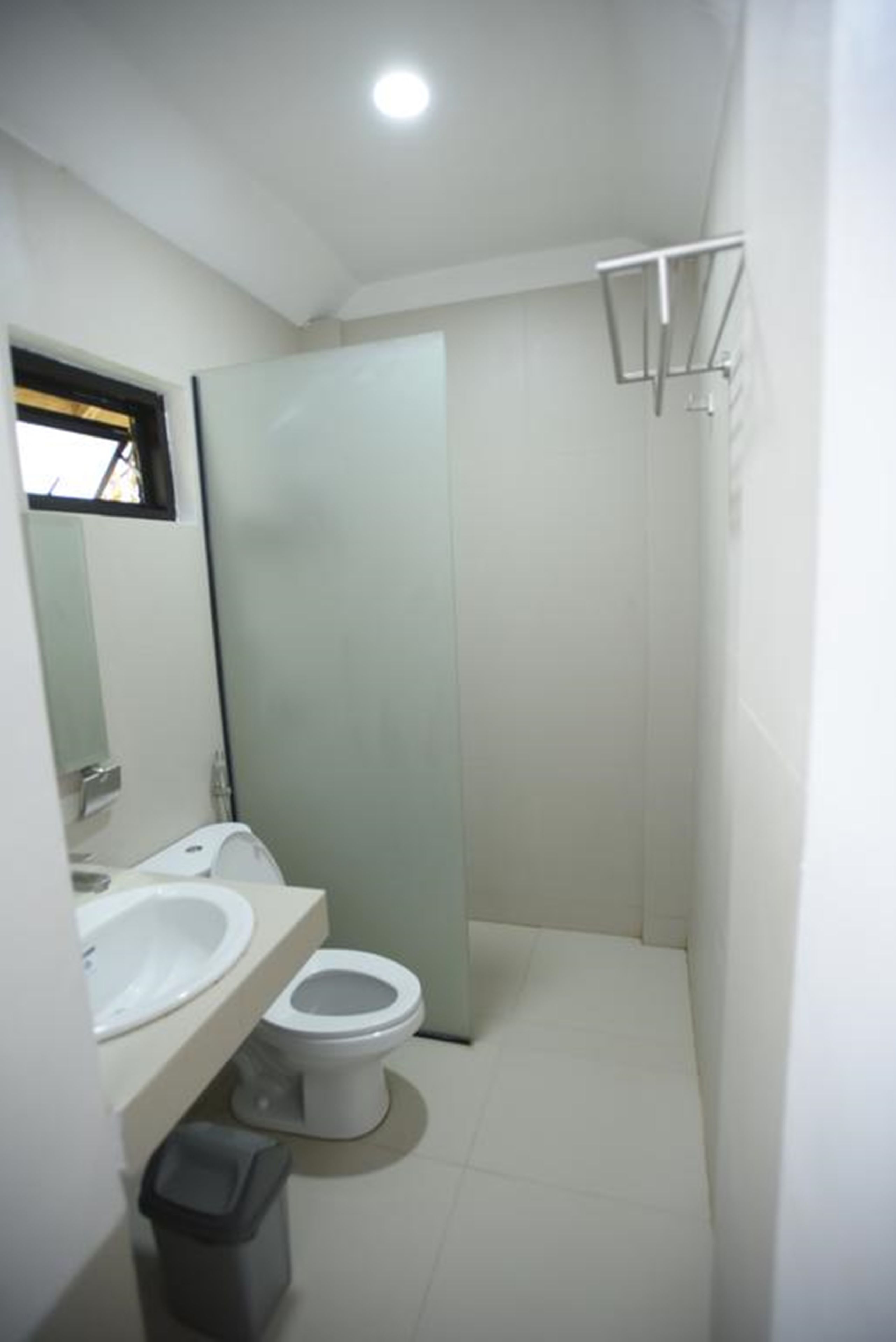 free toiletries, soap, shampoo, toilet paper