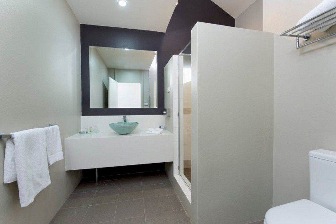 Een douche, gratis toiletartikelen, een haardroger, handdoeken