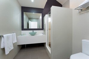 Shower, free toiletries, hair dryer, towels - Sydney Conference & Training Centre (Ingleside)