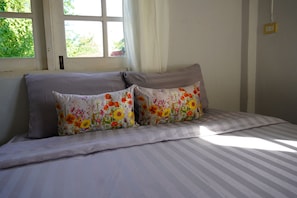 Three Bedrooms House | 3 camere, una scrivania