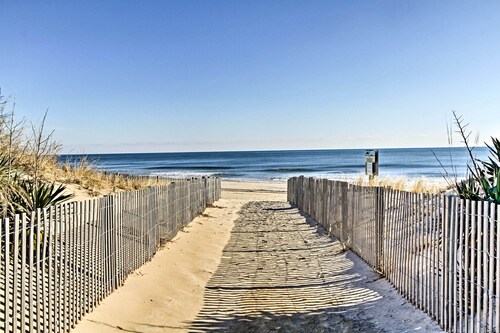 Walk to the Beach: Ocean City Condo w/ Balcony