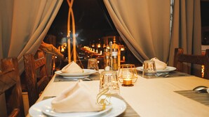 Breakfast, lunch and dinner served - Luxury Camp Chebbi (Taouz)
