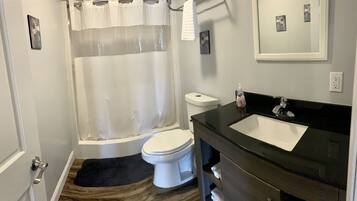 Douche, sèche-cheveux, serviettes fournies