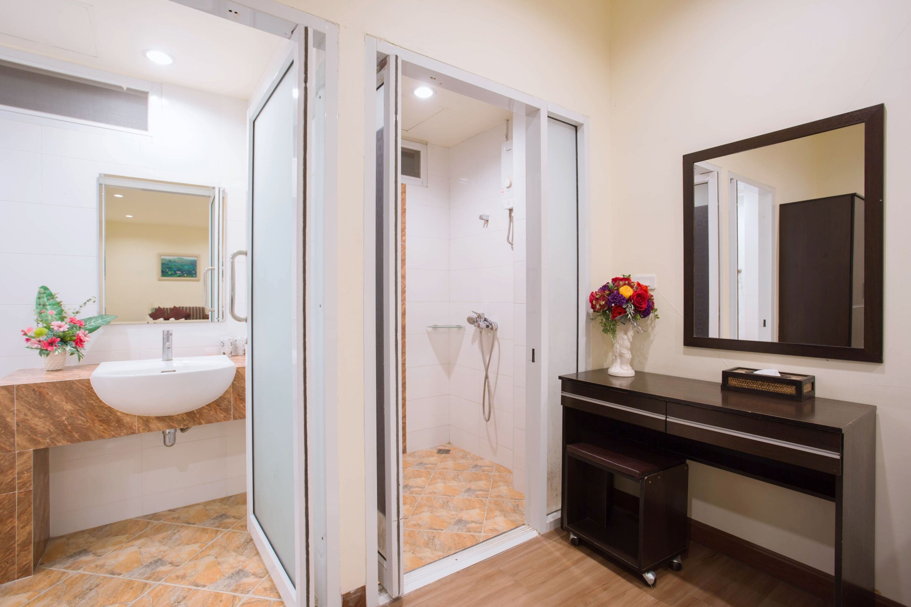 Suite | Bathroom | Shower, free toiletries, hair dryer, towels