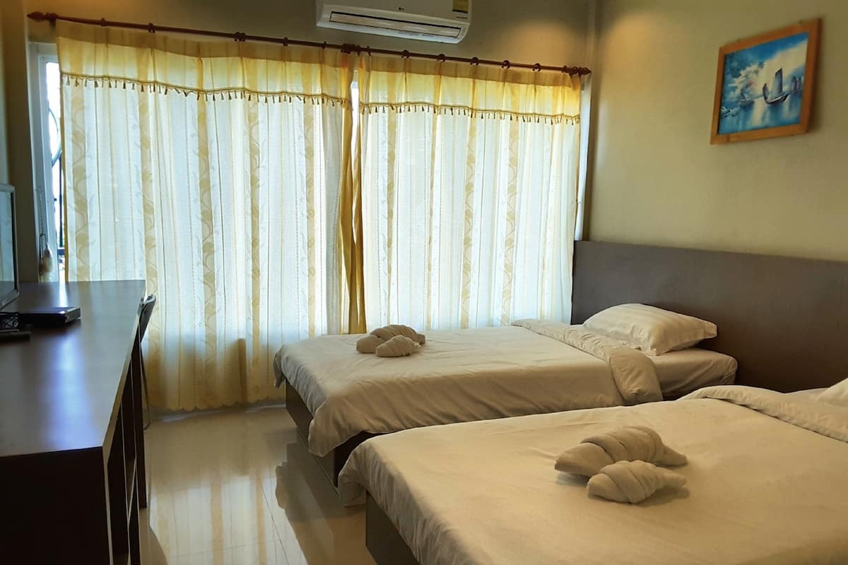 Crystal Twin Room | Cortinas blackout, wifi gratis y ropa de cama