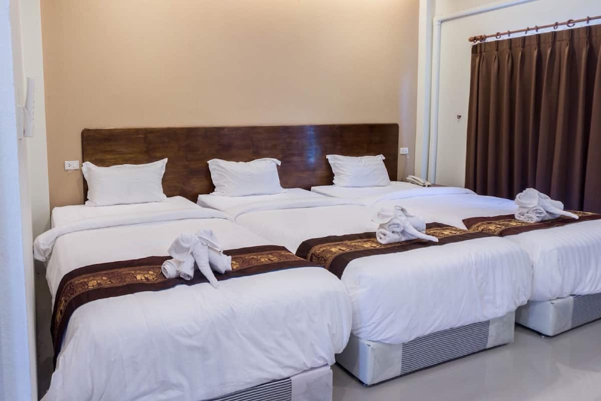 Habitación triple estándar | Cortinas blackout, wifi gratis y ropa de cama