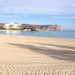 Tæt på stranden, liggestole, badehåndklæder