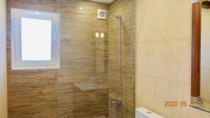 تجهيزات دش، مجففات شعر، مناشف، ورق حمّام