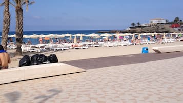 Plage à proximité, chaises longues, serviettes de plage
