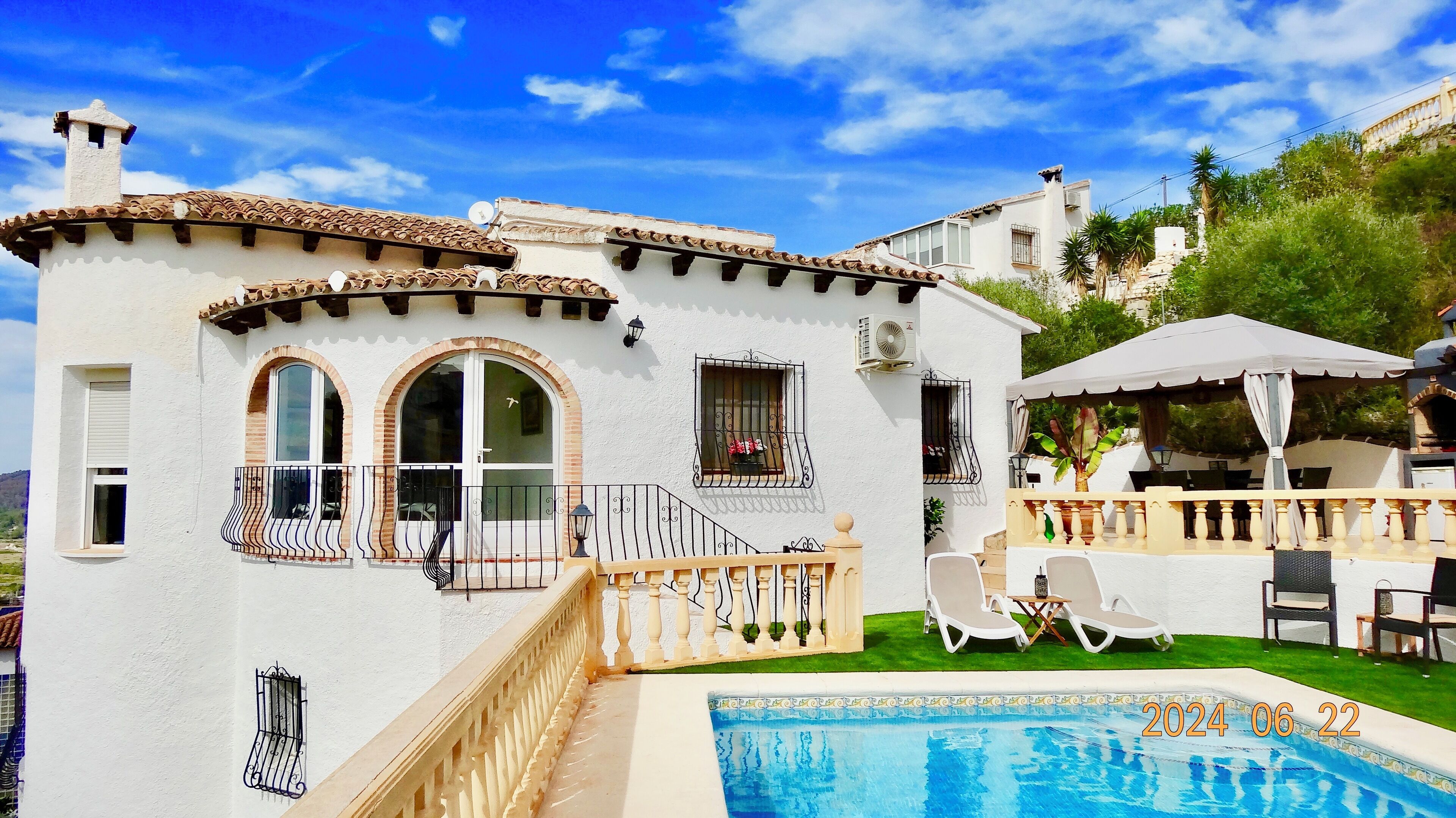 Piscine extérieure, chaises longues