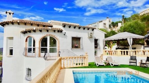 Outdoor pool, sun loungers - Beautiful 3 bed,2 bath villa with private pool, views, a/c,wifi,new full kitchen (Alacant)
