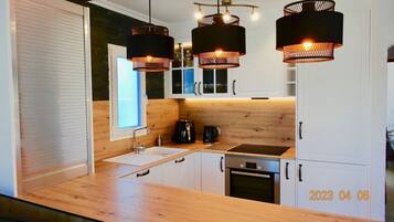 Een koelkast, een magnetron, een oven, een kookplaat