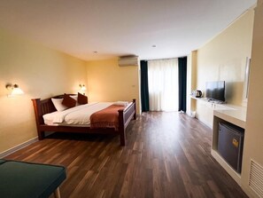 Een bureau, verduisterende gordijnen, extra bedden, gratis wifi