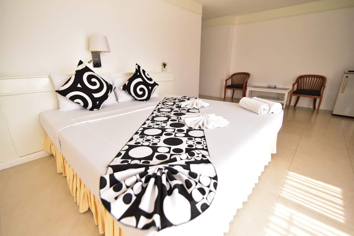 Deluxe Room | Desk, blackout curtains, rollaway beds, free WiFi