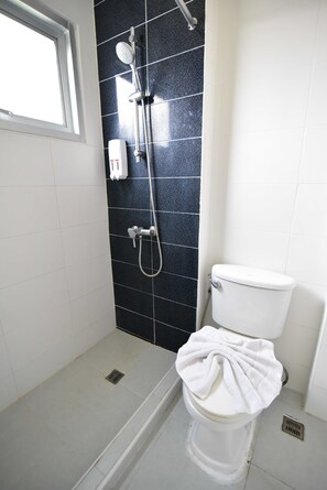 Deluxe kamer | Badkamer | Een douche, gratis toiletartikelen, een haardroger, handdoeken