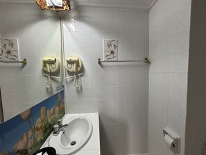 Ducha, artículos de higiene personal gratuitos y secador de pelo