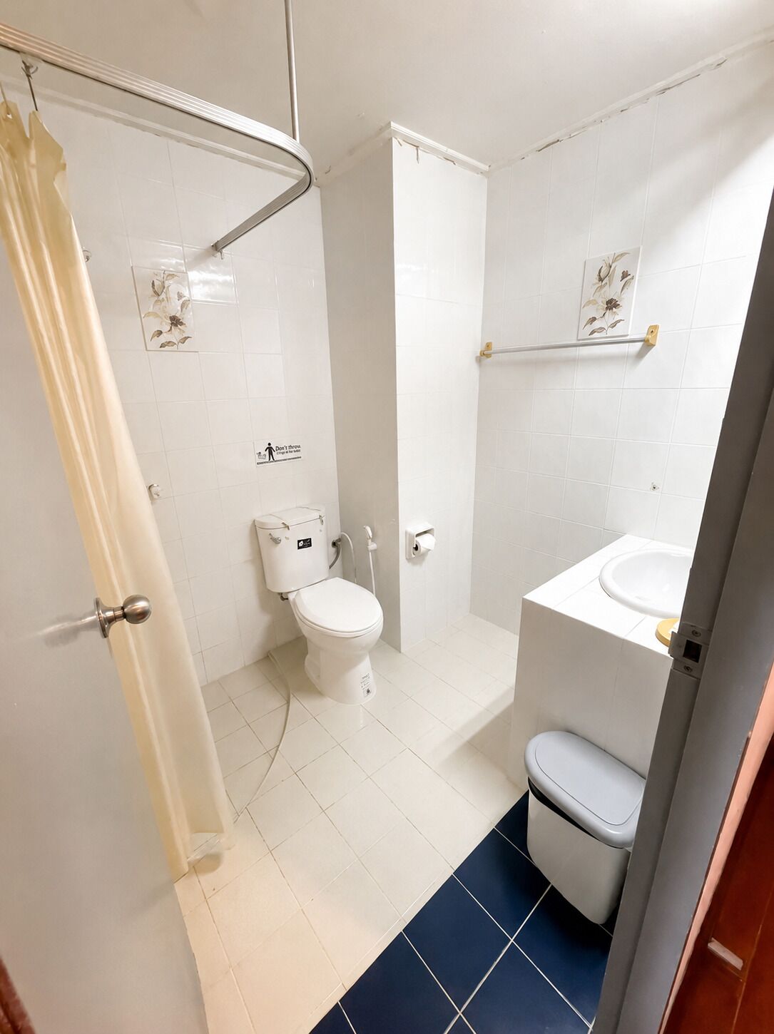 Un baño con inodoro, bidé y lavamanos.