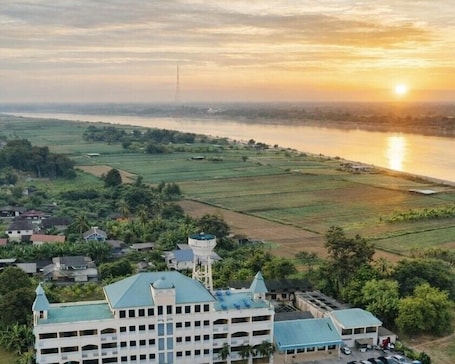 Exterior. Royal Jommanee Hotel