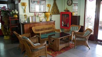 Coin salon dans le hall