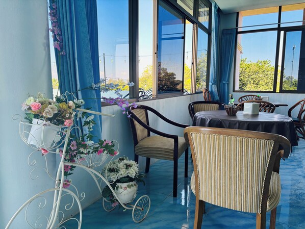 TV - Royal Jommanee Hotel (Nong Khai)
