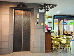 Schreibtisch, kostenloses WLAN