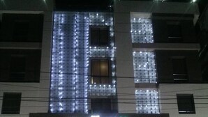 Un edificio con un letrero que dice "The Signature".