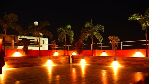 Un espacio al aire libre con suelo de madera y palmeras.