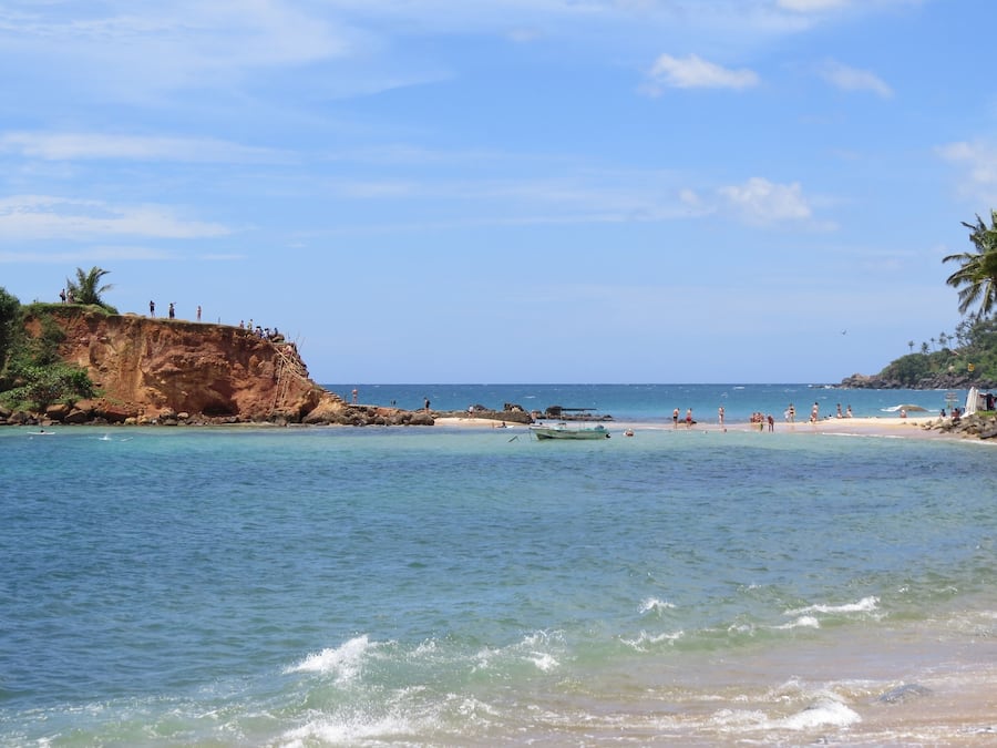 Arena blanca y 2 bares en la playa