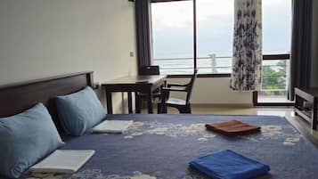 Habitación doble Deluxe, 1 cama Queen size, vista al mar | Caja de seguridad en la habitación, muebles diferentes y escritorio