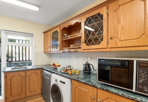 Fridge, microwave, oven, dishwasher - King's Apartment based in clifden town (Clifden)