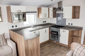 Kühlschrank, Mikrowelle, Toaster, Kochgeschirr/Geschirr/Besteck