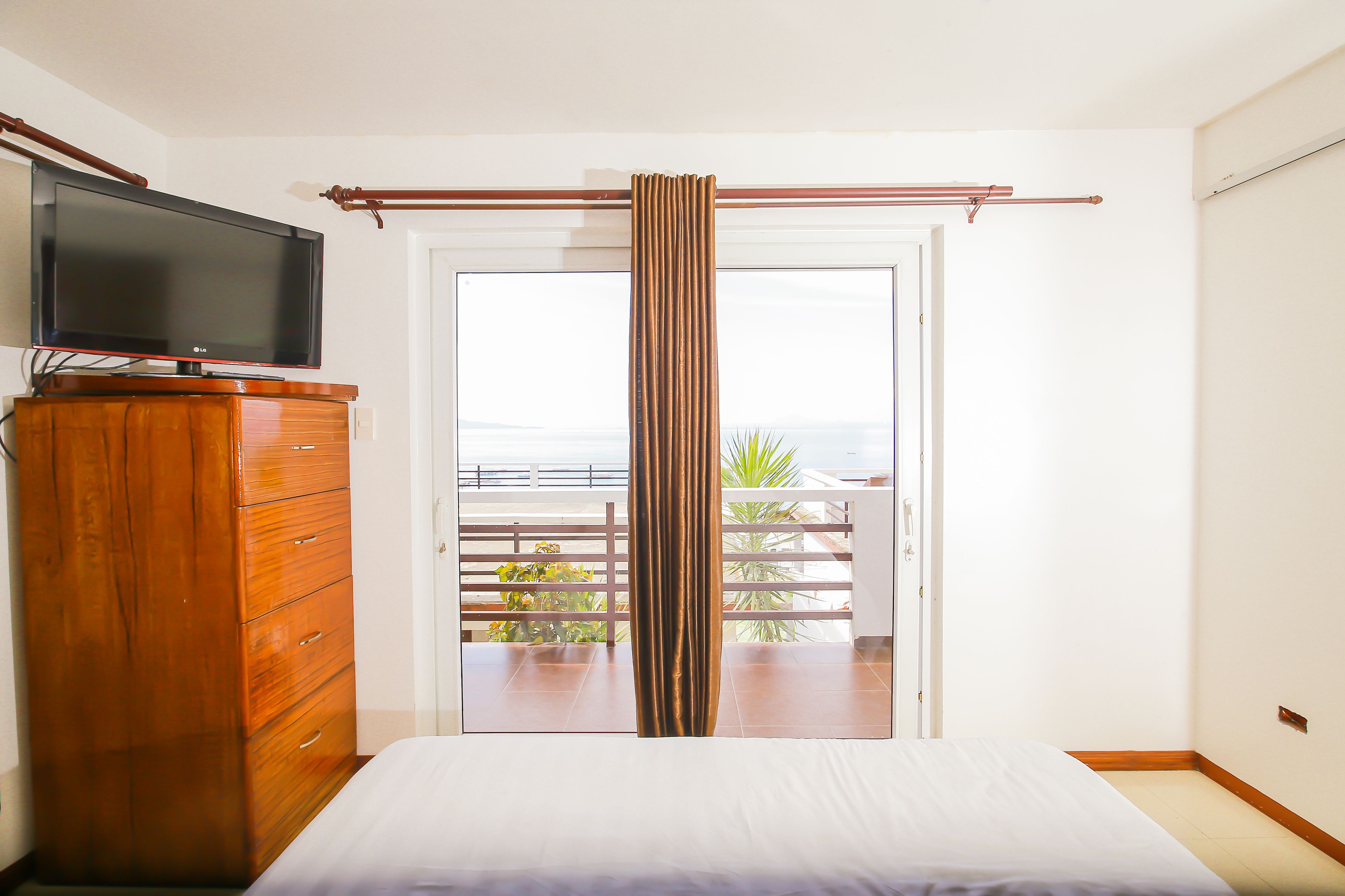 family suite room | minibar, iron/ironing board, free wifi, bed sheets