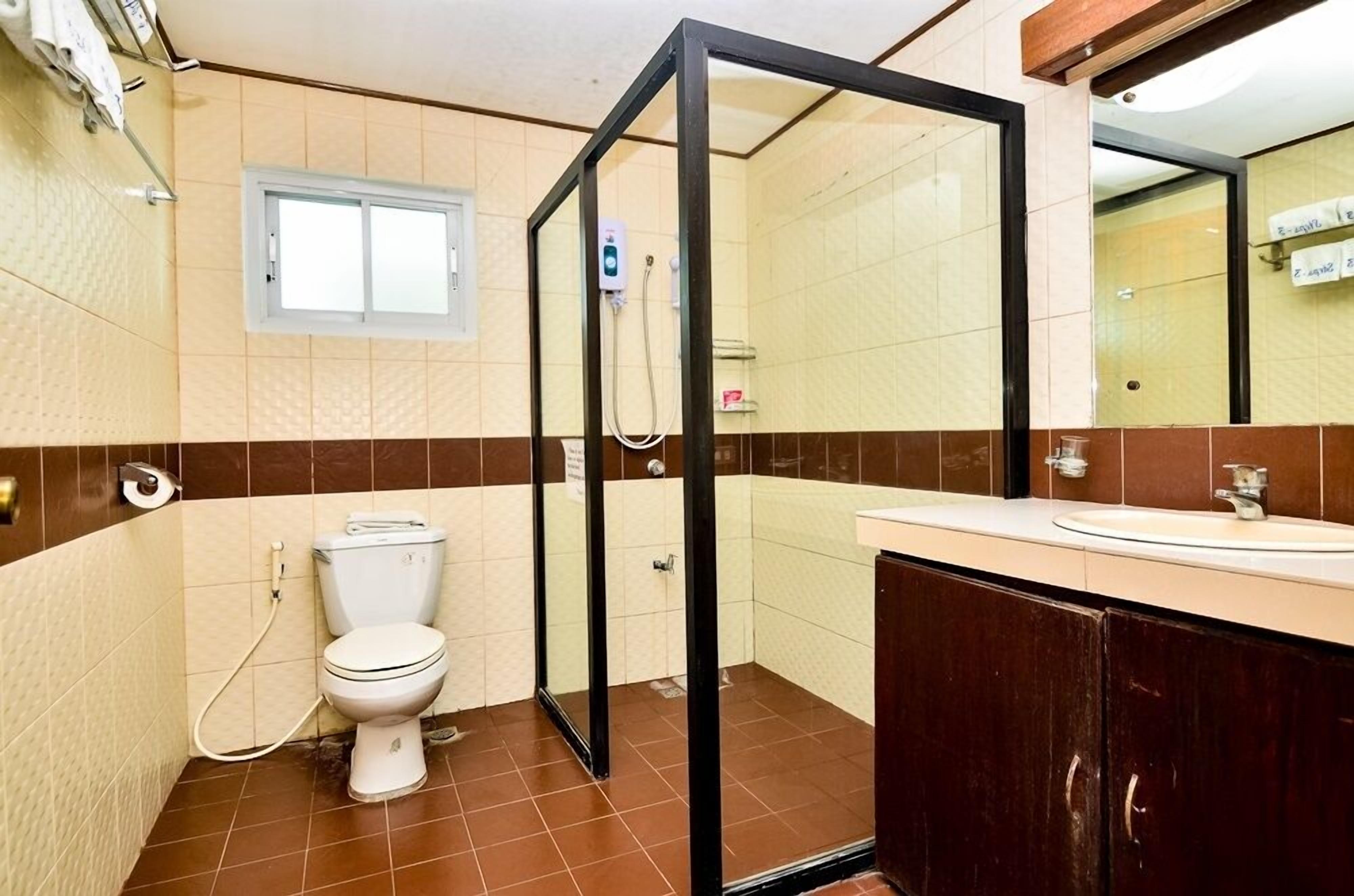 family suite room | minibar, iron/ironing board, free wifi, bed sheets