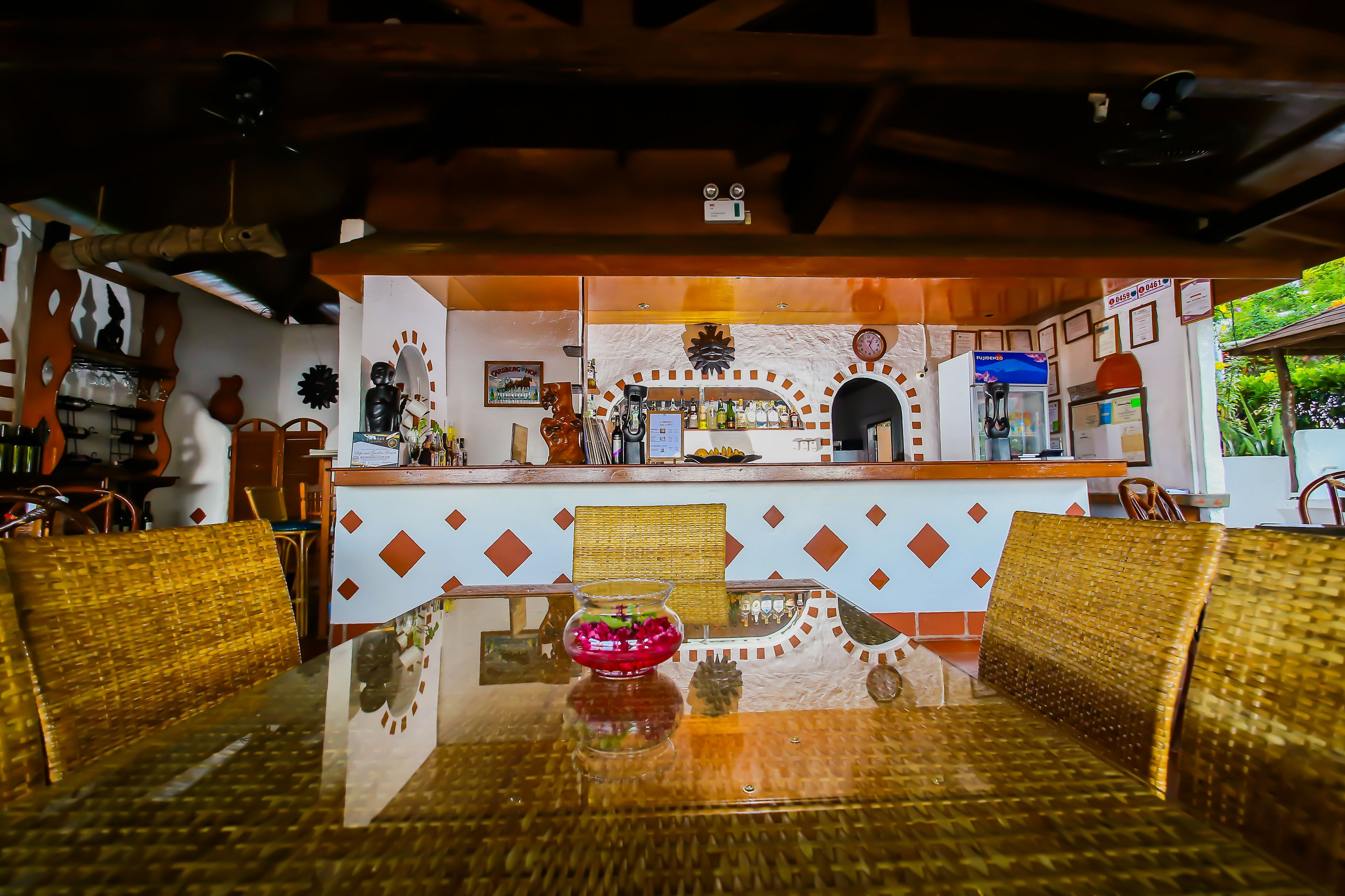 breakfast, lunch served; local and international cuisine, sea views