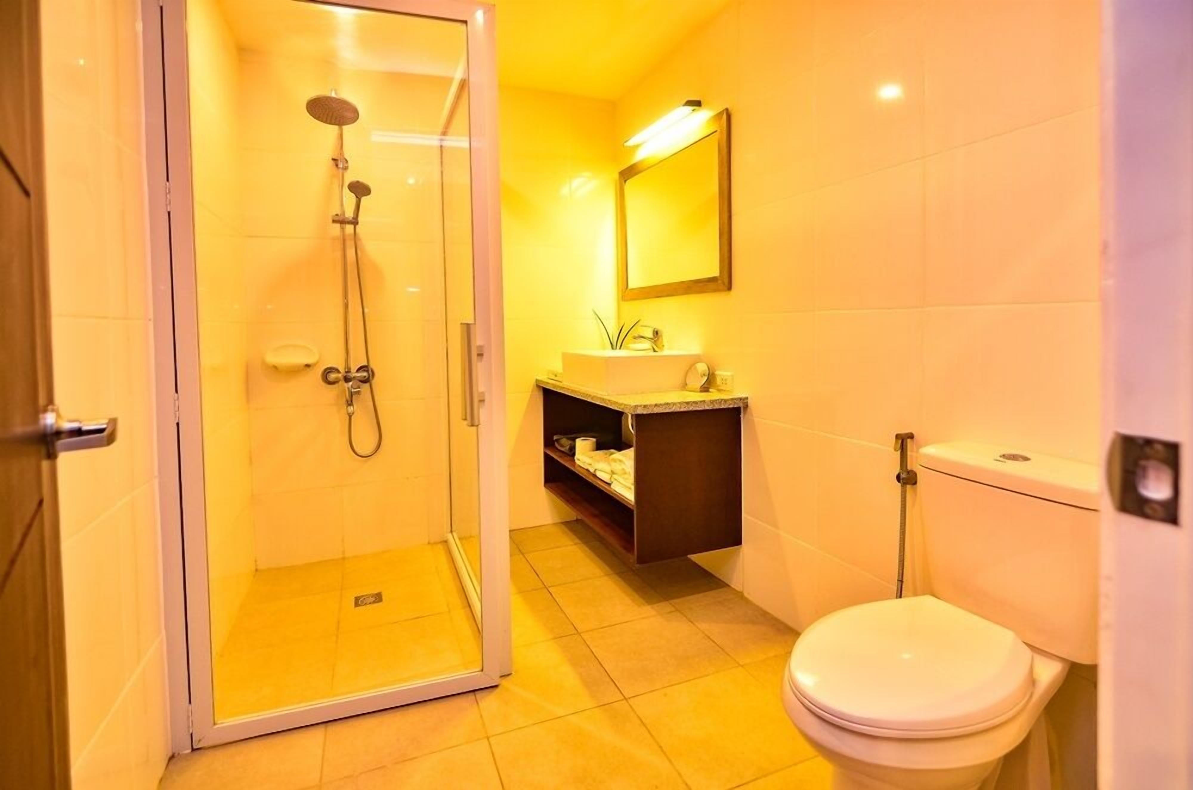 executive suite room | minibar, iron/ironing board, free wifi, bed sheets